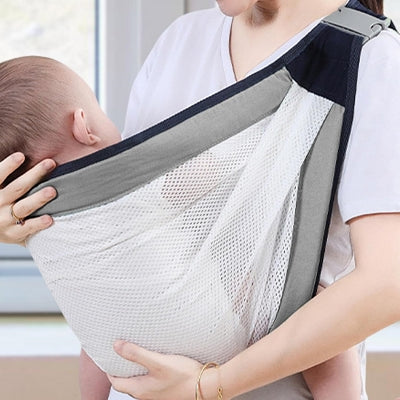 bébé dans porte bebe respirant perle