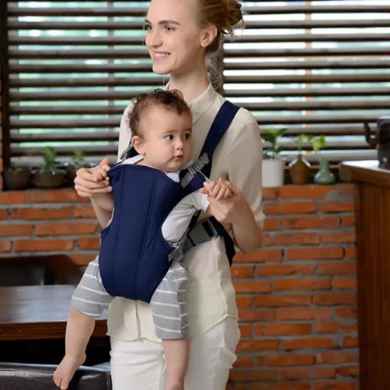 bébé et maman jouant avec leurs mains en porte bébé bleu foncé