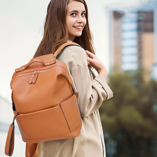 femme sac à langer caramel