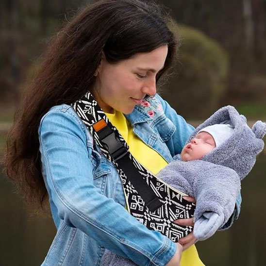 maman bebe dort echarpe de portage egypte noir