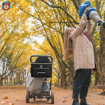 maman et bébé en promenade sac à langer sur poussette
