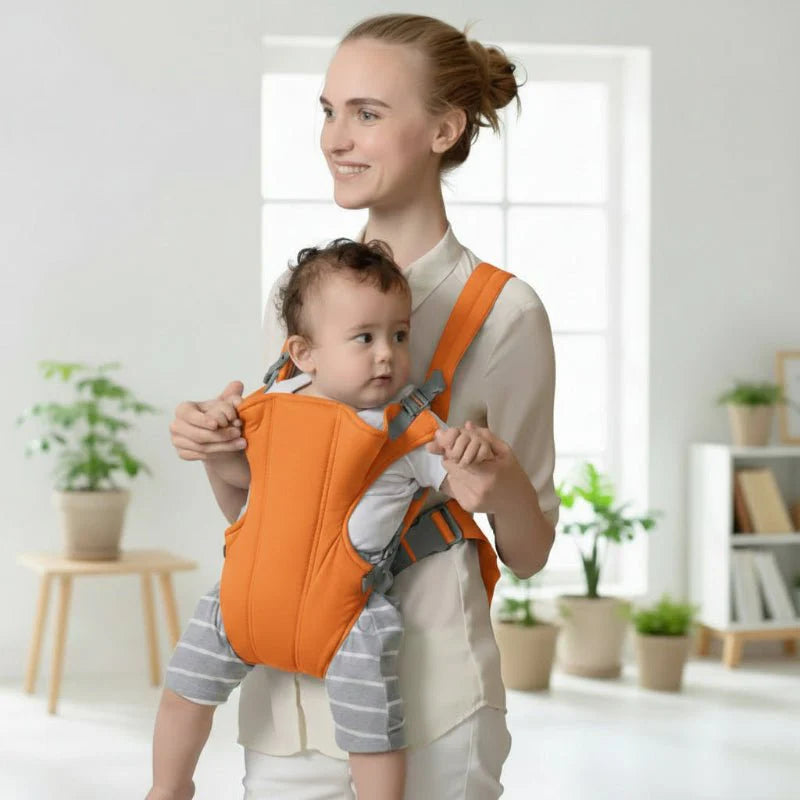 maman portant bébé dans porte bébé orange dans salon moderne