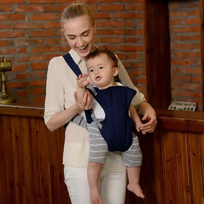 maman riant avec bébé curieux en porte bébé bleu foncé 