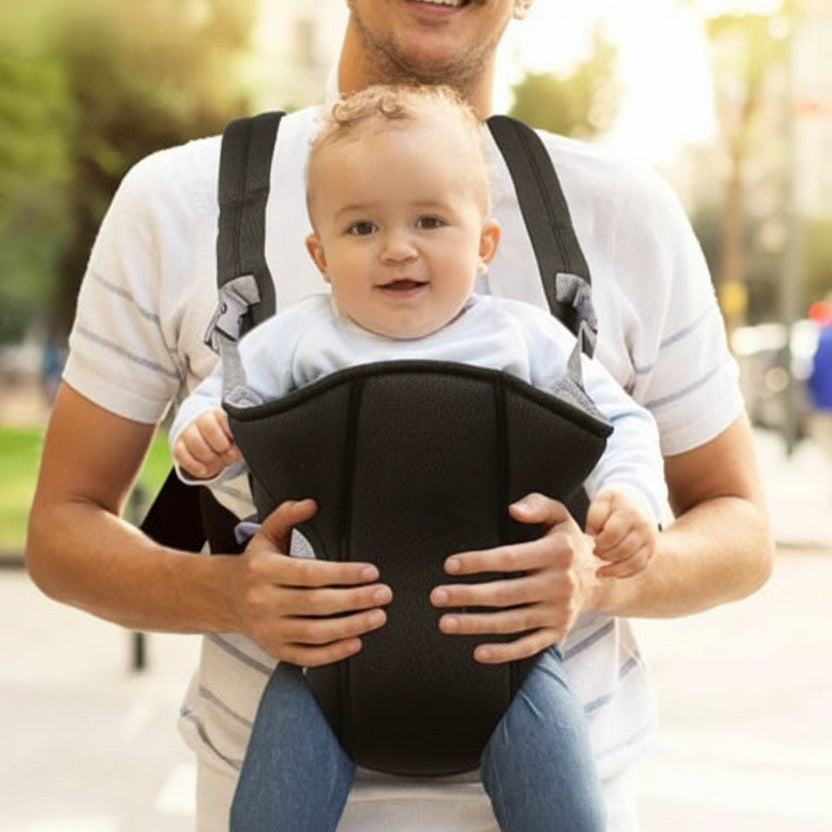 papa portant bébé face à la rue en porte bébé noir