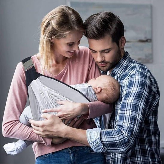 parents bebe heureux echarpe de portage gris respirant