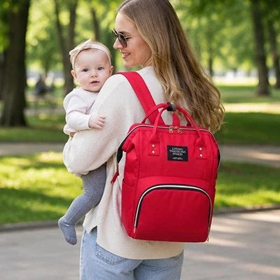 sac a dos a langer rouge maman et bébé en balade