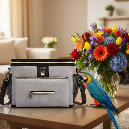 sac a langer gris dans salon près d'un perroquet